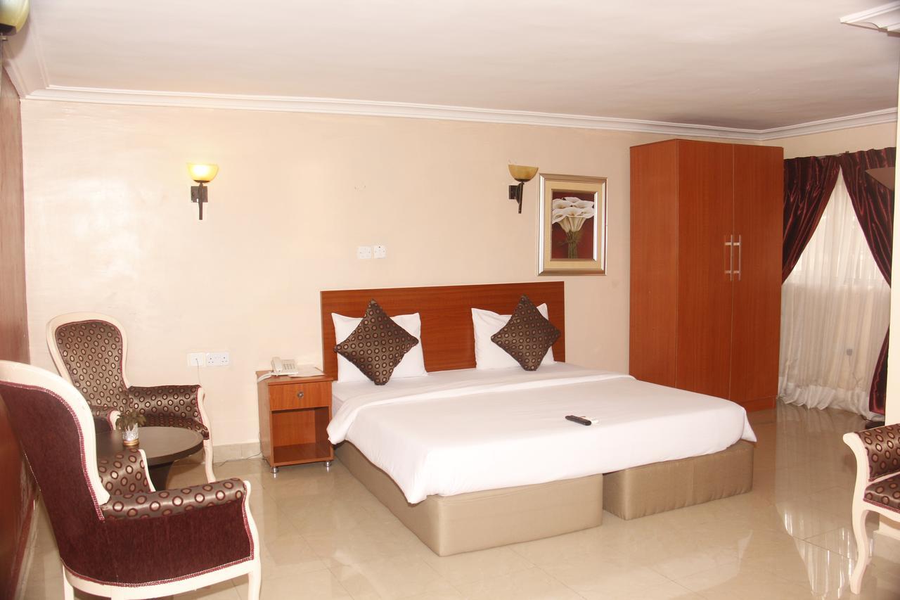 Crown Cottage Hotel Ikeja Esterno foto