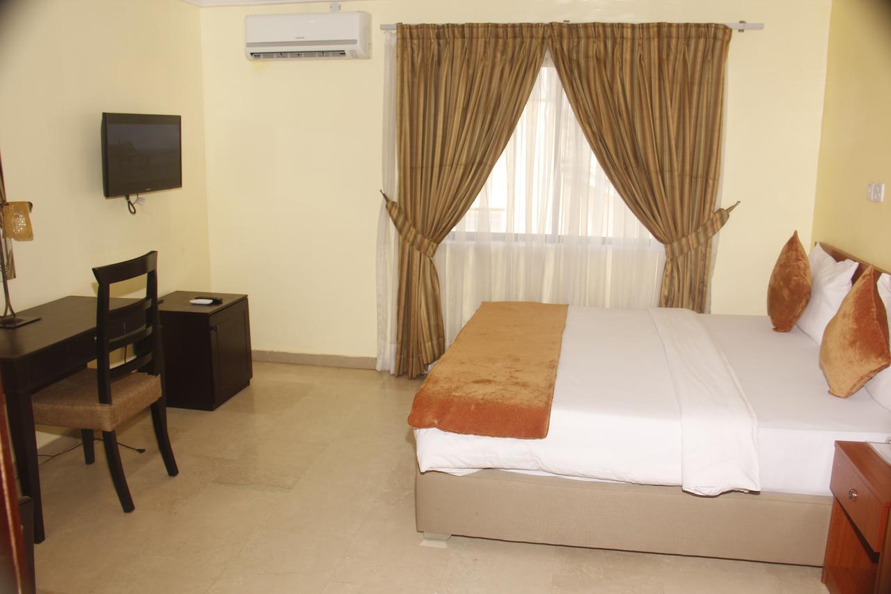 Crown Cottage Hotel Ikeja Esterno foto