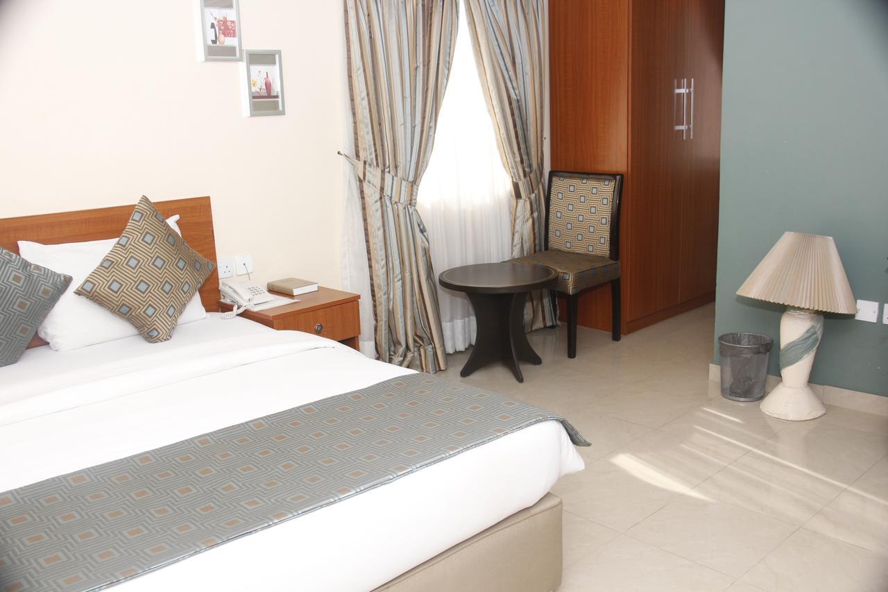 Crown Cottage Hotel Ikeja Esterno foto