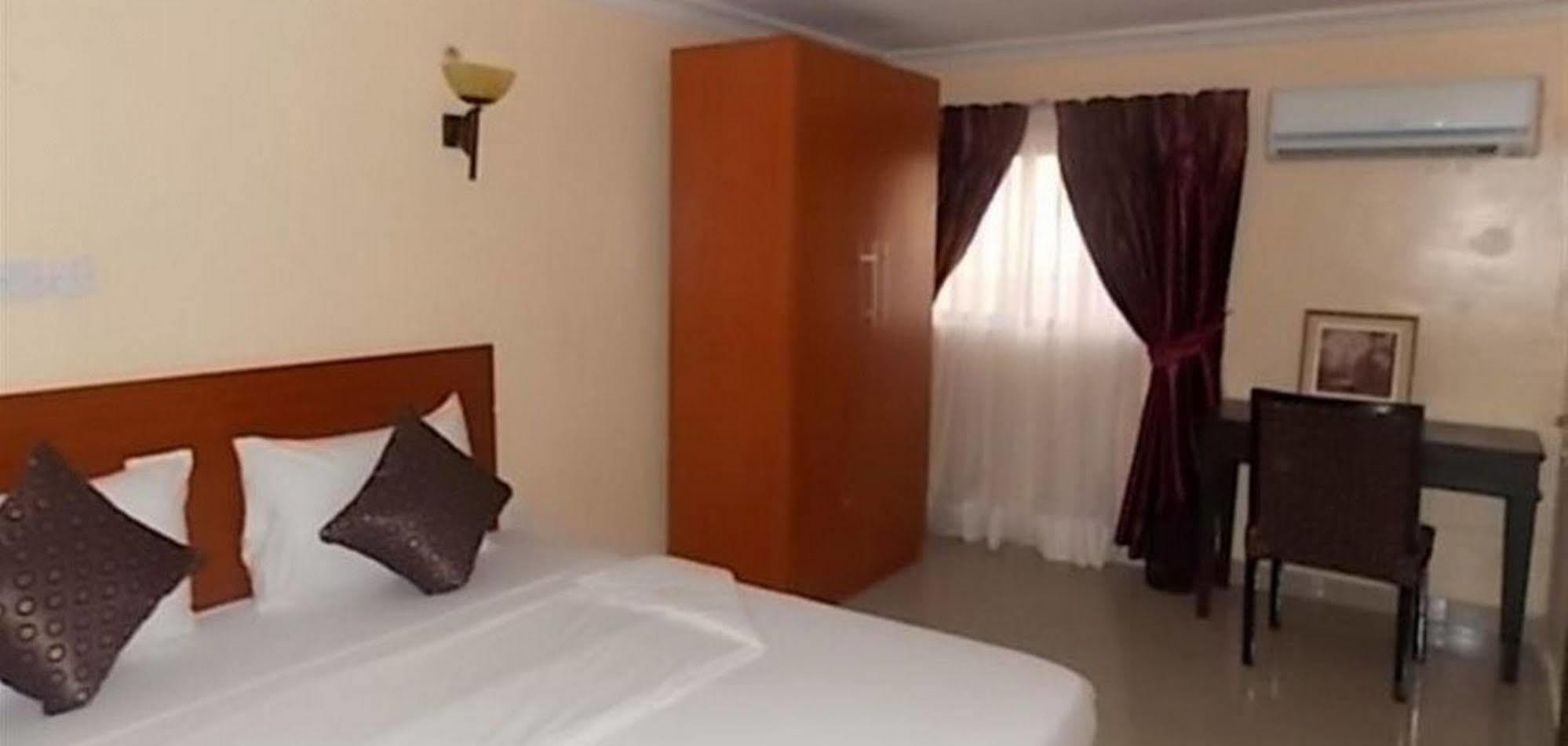 Crown Cottage Hotel Ikeja Esterno foto