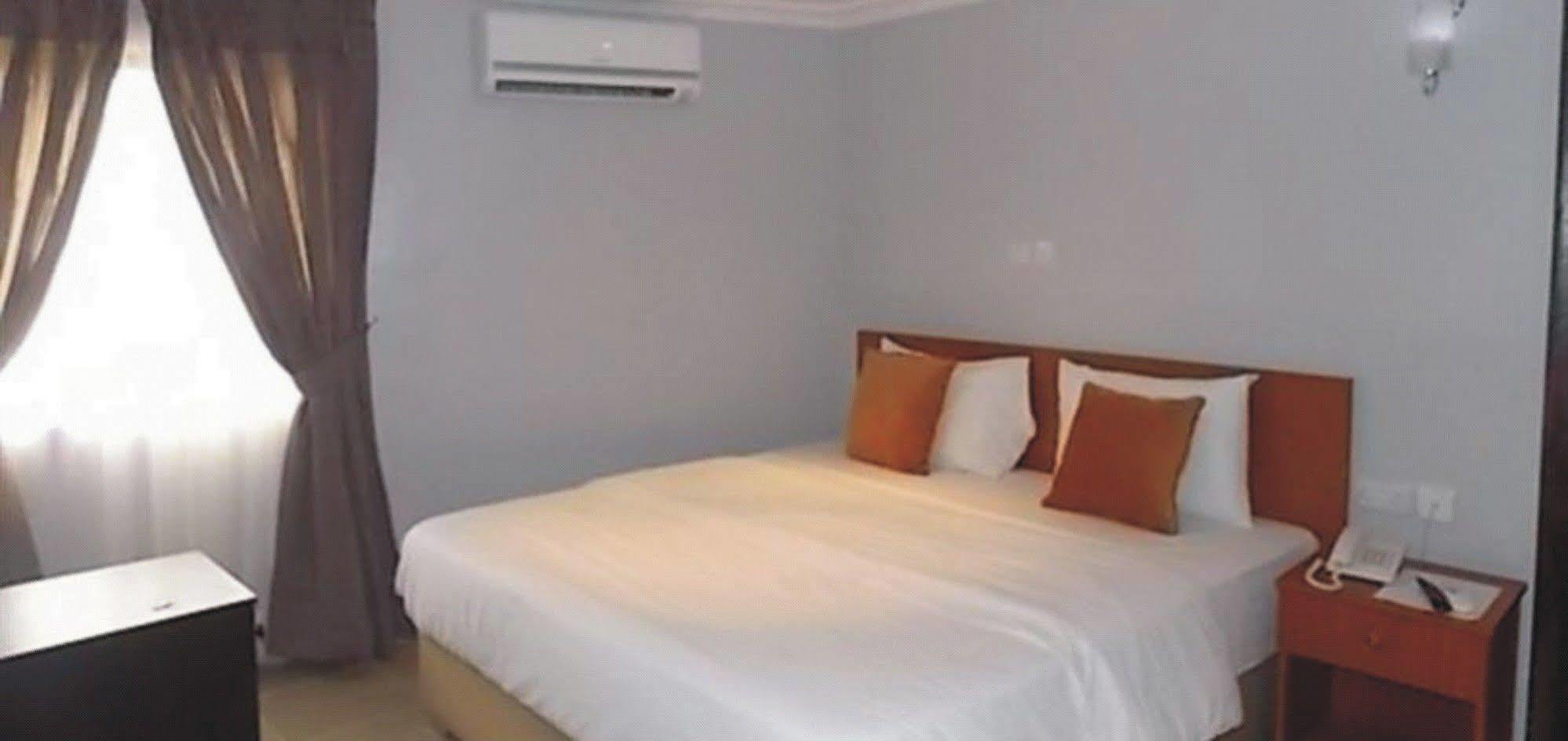 Crown Cottage Hotel Ikeja Esterno foto