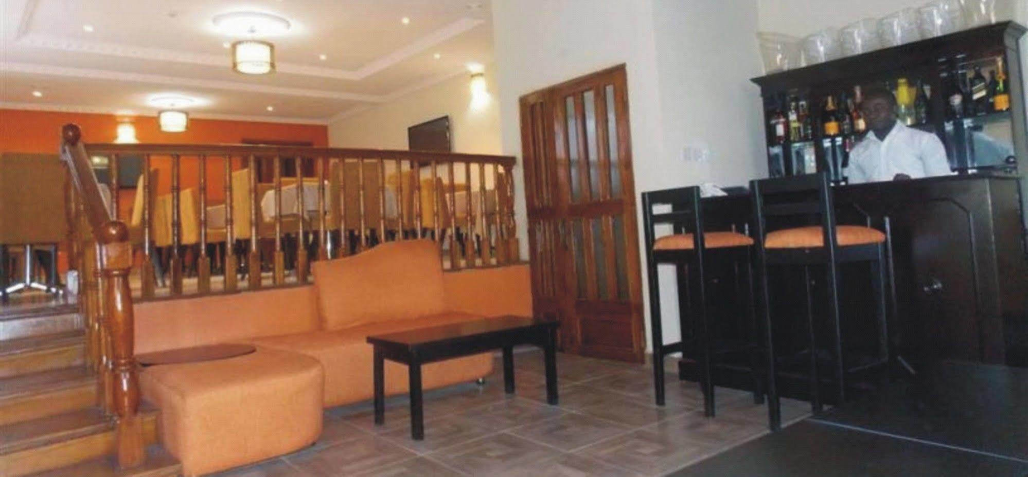 Crown Cottage Hotel Ikeja Esterno foto