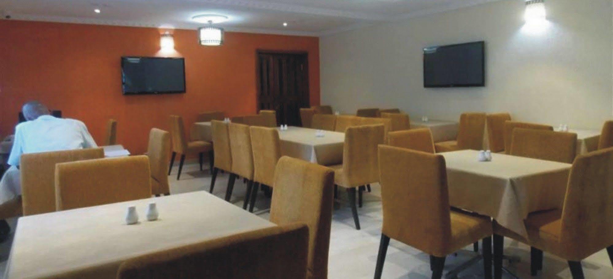 Crown Cottage Hotel Ikeja Esterno foto