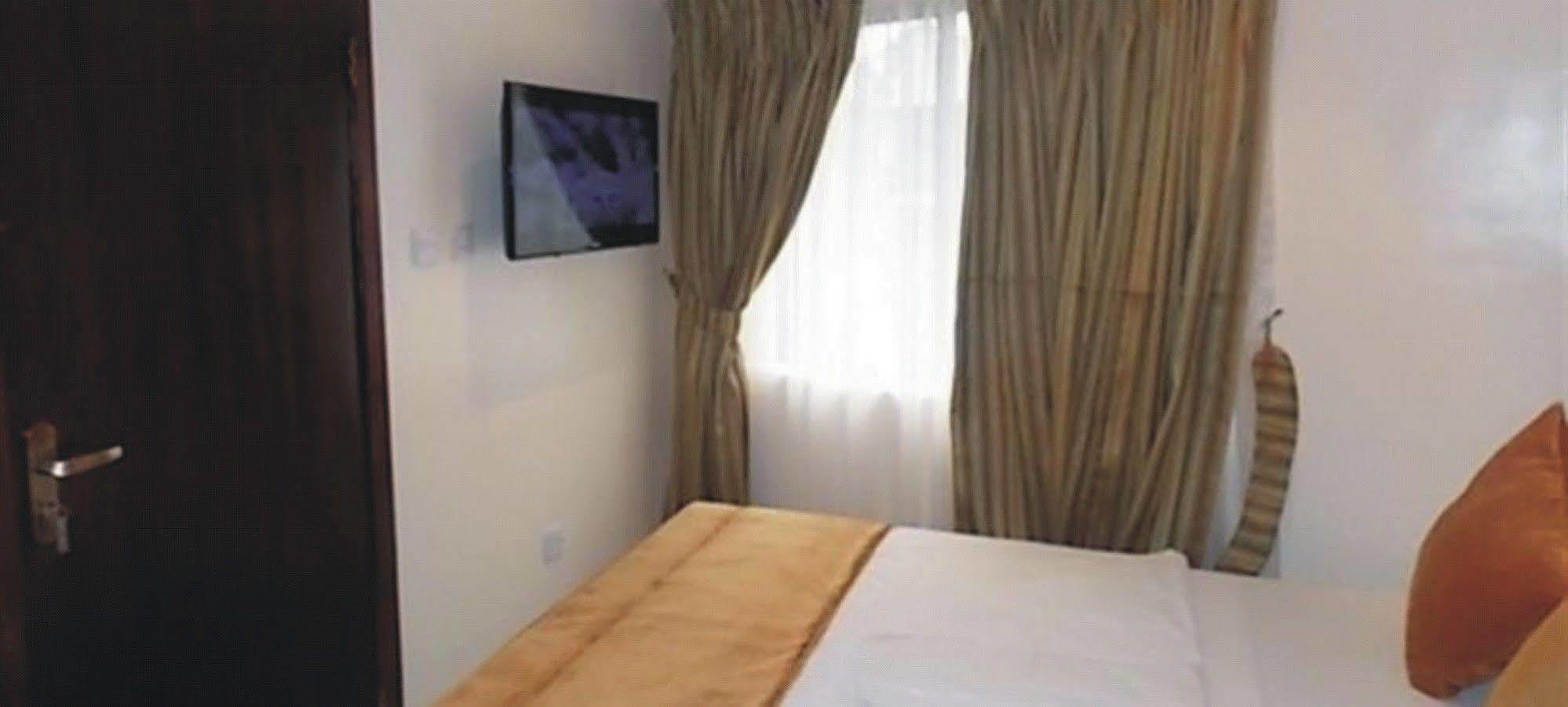 Crown Cottage Hotel Ikeja Esterno foto