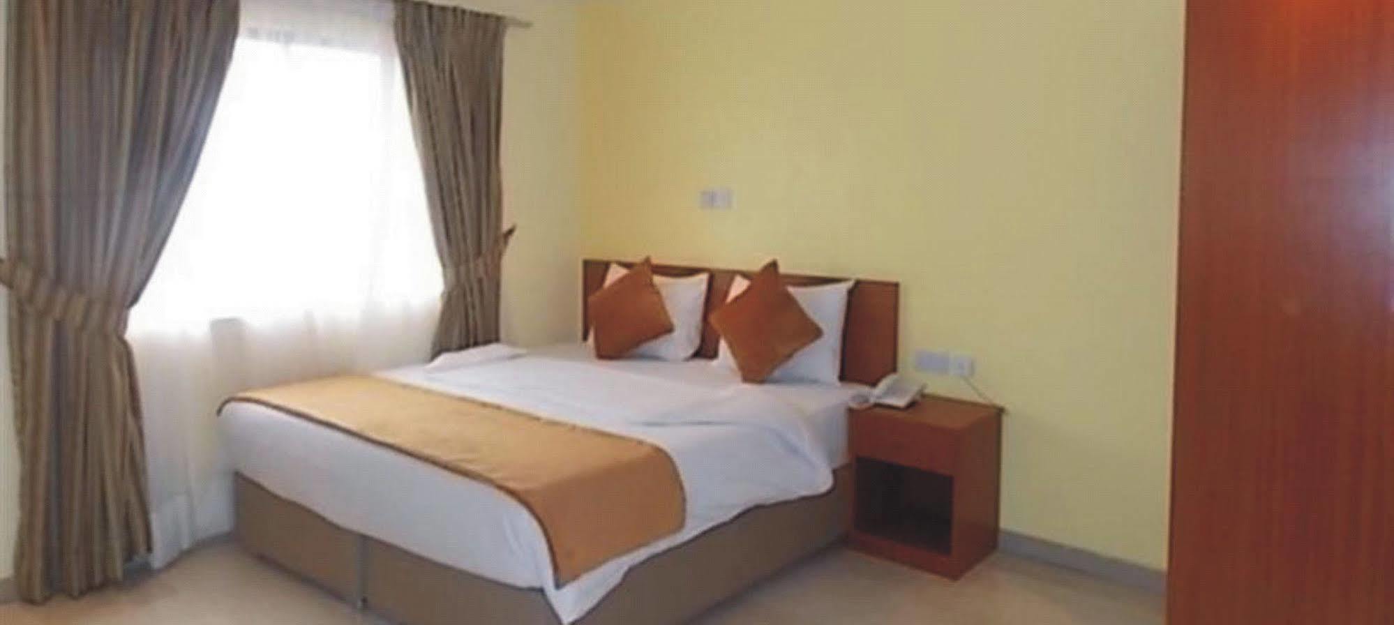 Crown Cottage Hotel Ikeja Esterno foto